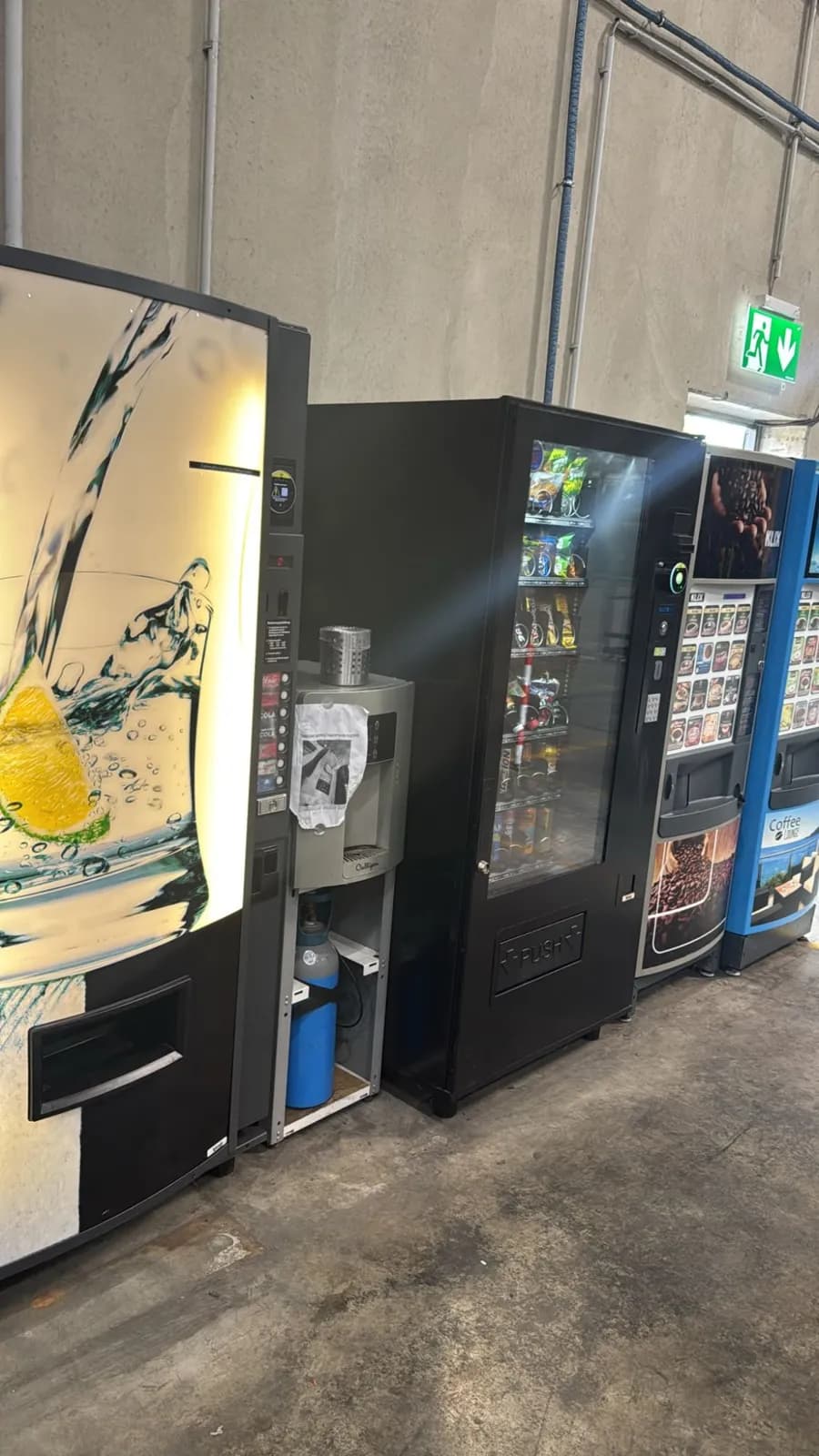 Mitarbeiter einer Produktion in Dinslaken holt in der Nachtschicht ein Getränk am Automaten von SimplySnacks