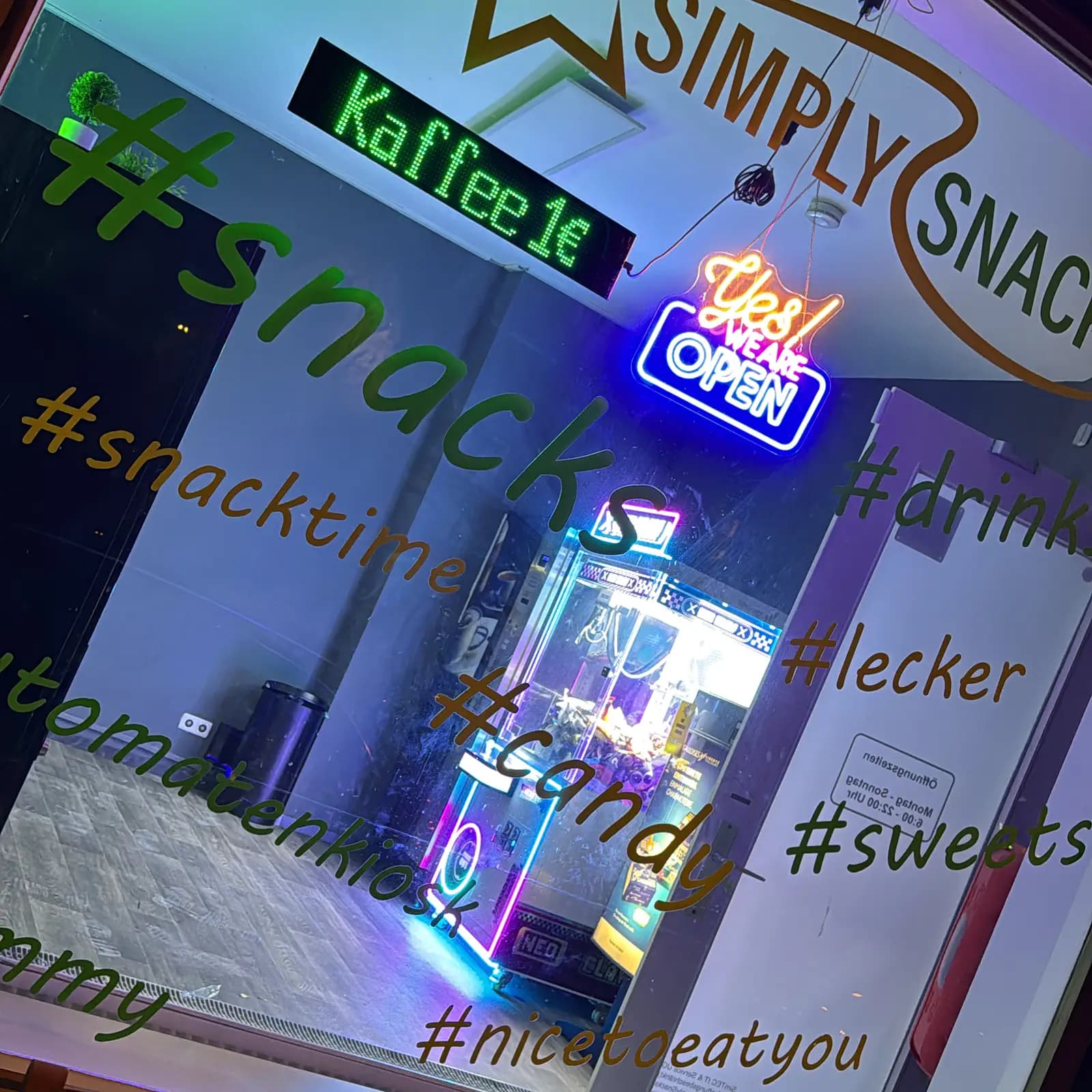 Beleuchteter Automatenkiosk von SimplySnacks mit Snacks und Getränken