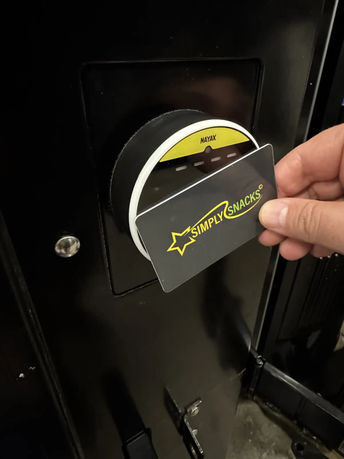 Zahlung mit der SimplySnacks-Karte am Kartenleser eines Automaten