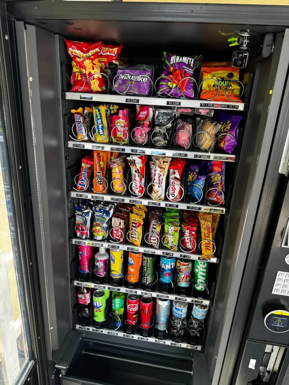 Geöffneter Kombiautomat mit Snacks und gekühlten Getränken als Ergänzung zum Kaffeeautomat für die Industrie in Duisburg