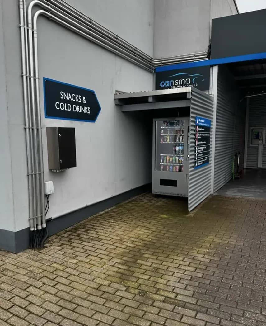 Outdoor-Automat für Snacks und kalte Getränke unter einem Vordach an einem Waschpark