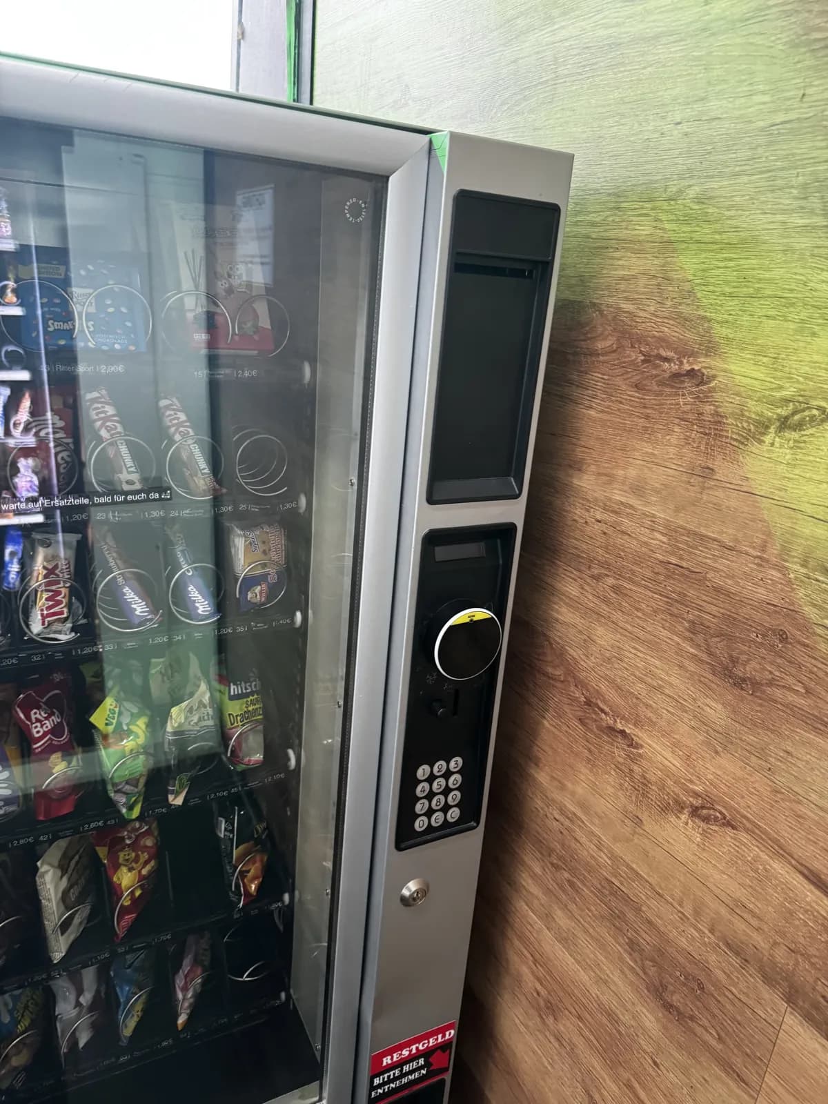 Snack- und Kaffeeautomat von SimplySnacks in einer Büroküche
