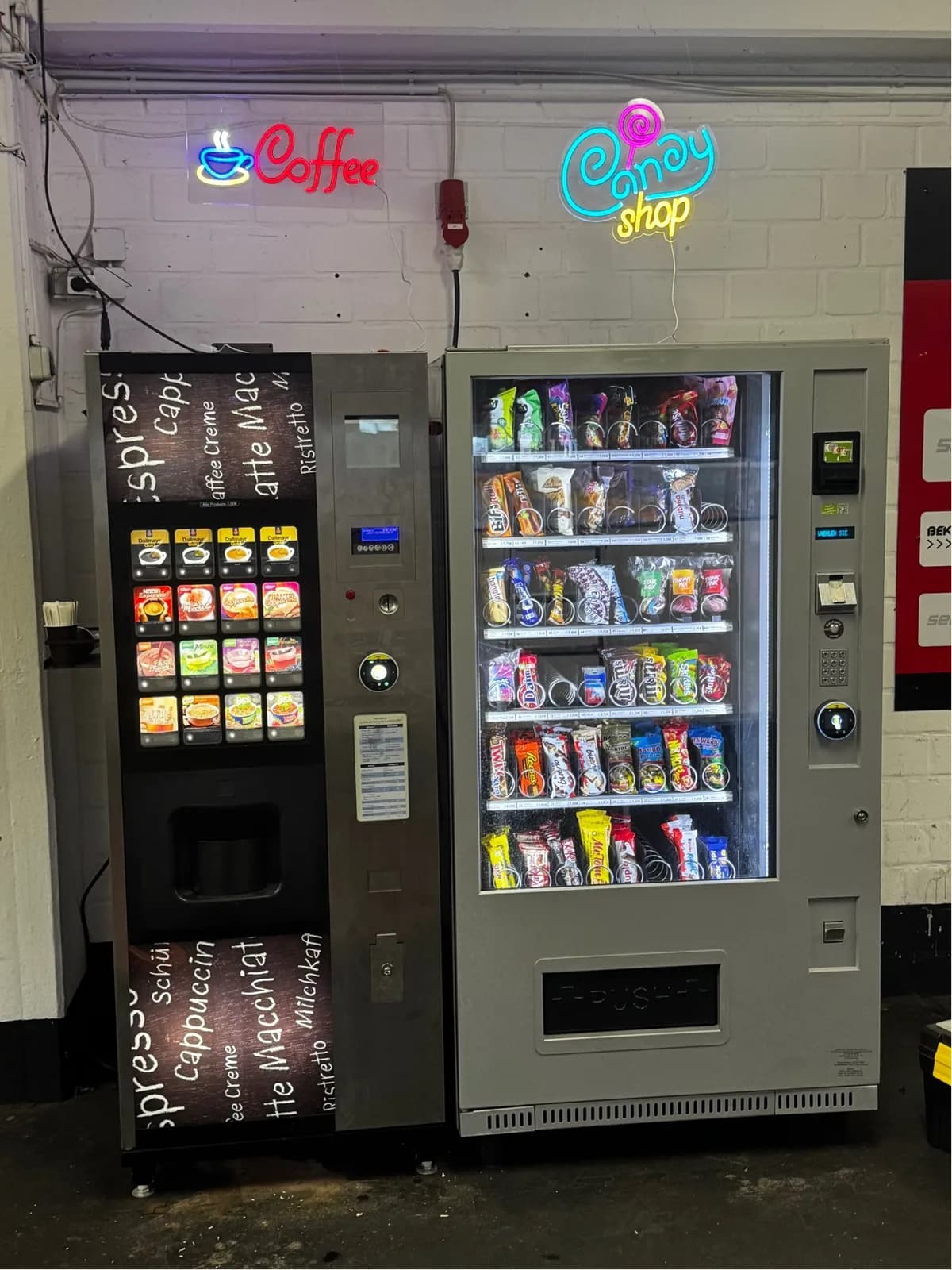 Kaffee- und Snackautomat mit beleuchteter Front, eingesetzt als Verpflegungsautomat in Duisburger Betrieben