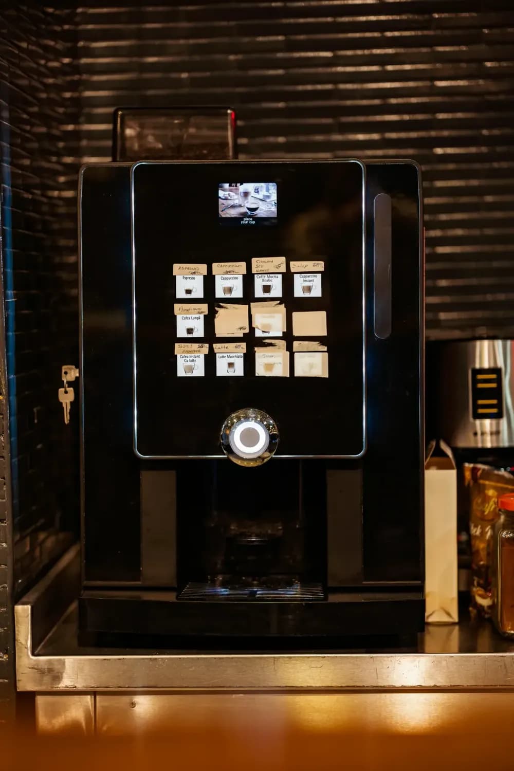 Kaffeeautomat mit Bohnenkaffee-Auswahl im Bürobetrieb