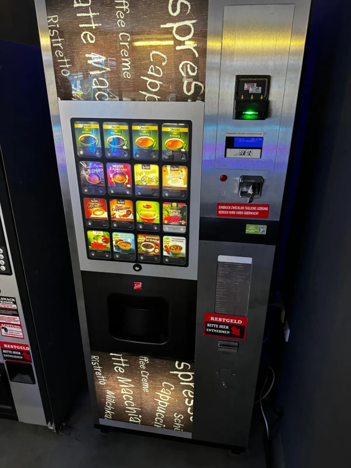 Kaffee- und Snackautomat von SimplySnacks im Wartebereich einer Einrichtung in Duisburg