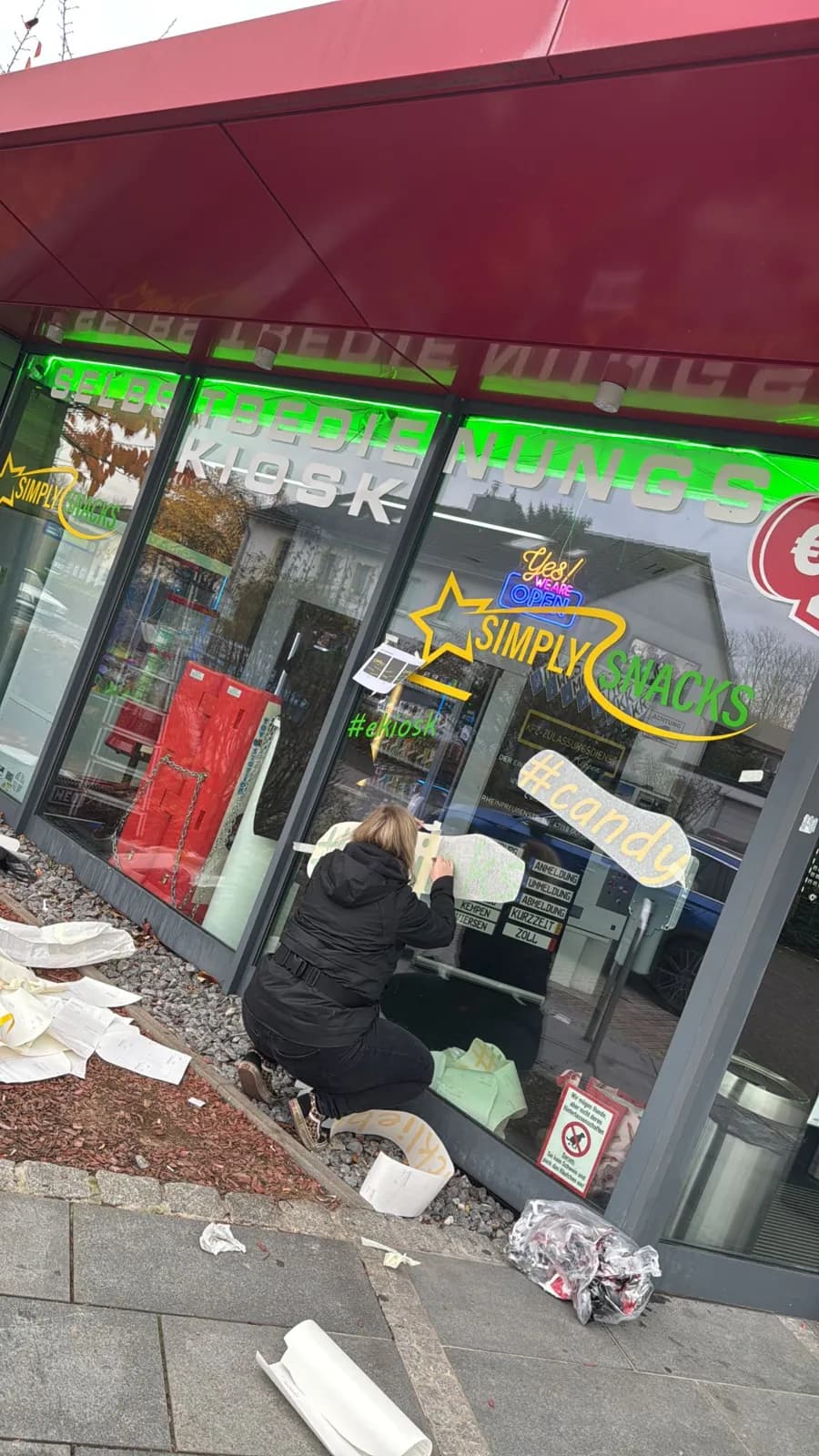 Beklebung des SimplySnacks Selbstbedienungskiosks in Duisburg