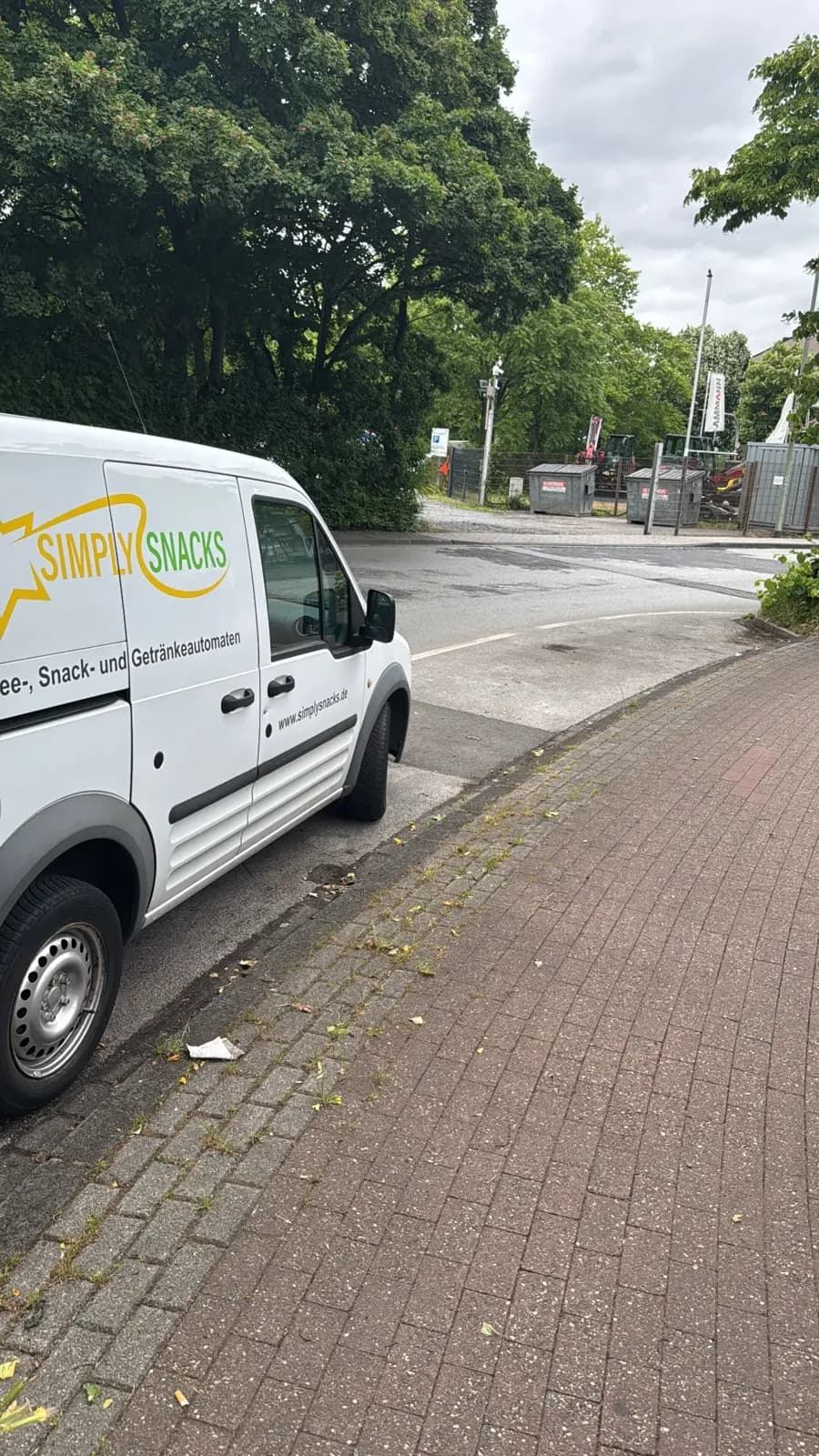 Lieferfahrzeug von SimplySnacks auf Tour nach Düsseldorf