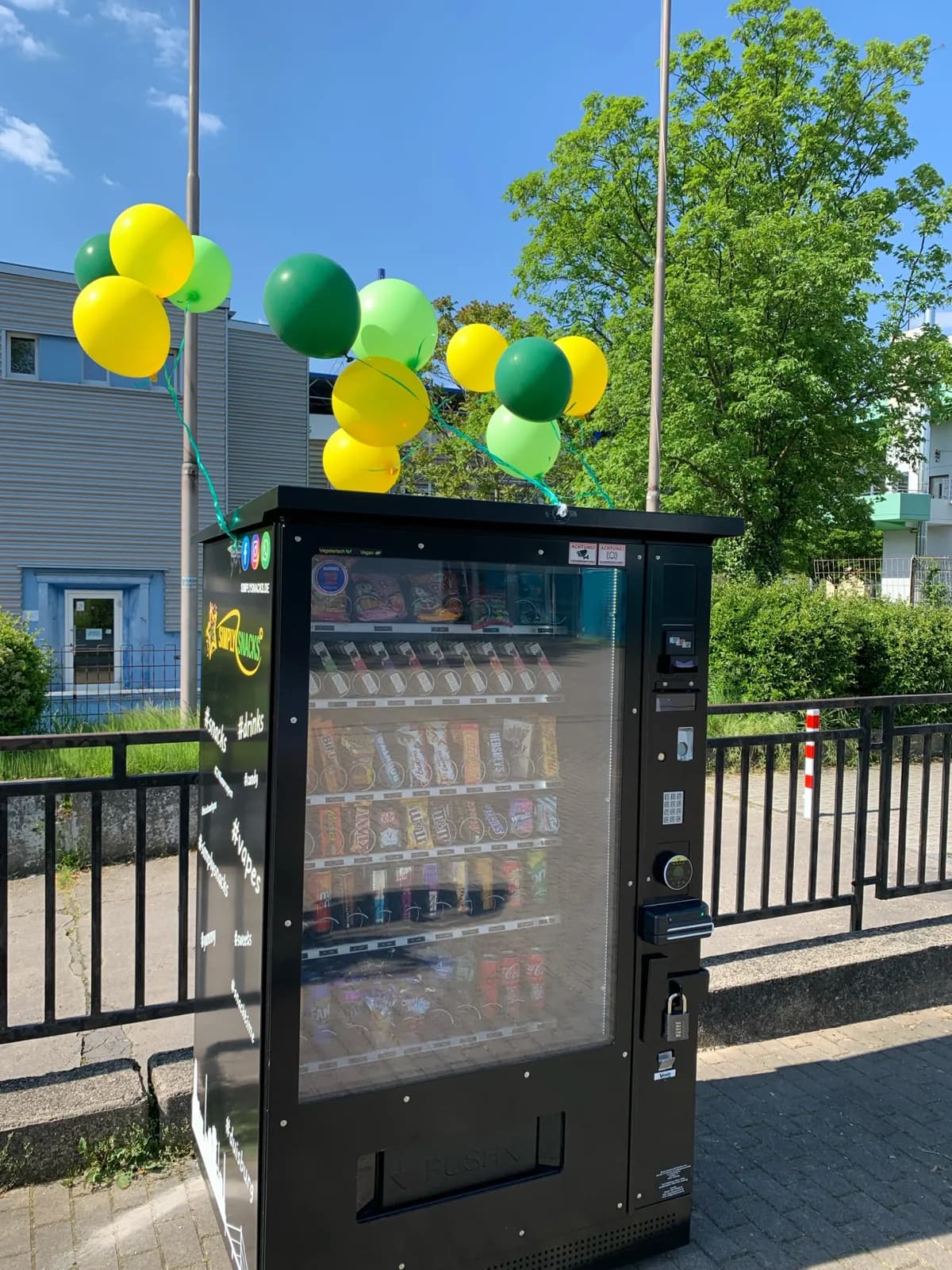 Lkw-Fahrer holt sich ein Getränk am Automaten von SimplySnacks an der Rampe einer Spedition in Moers